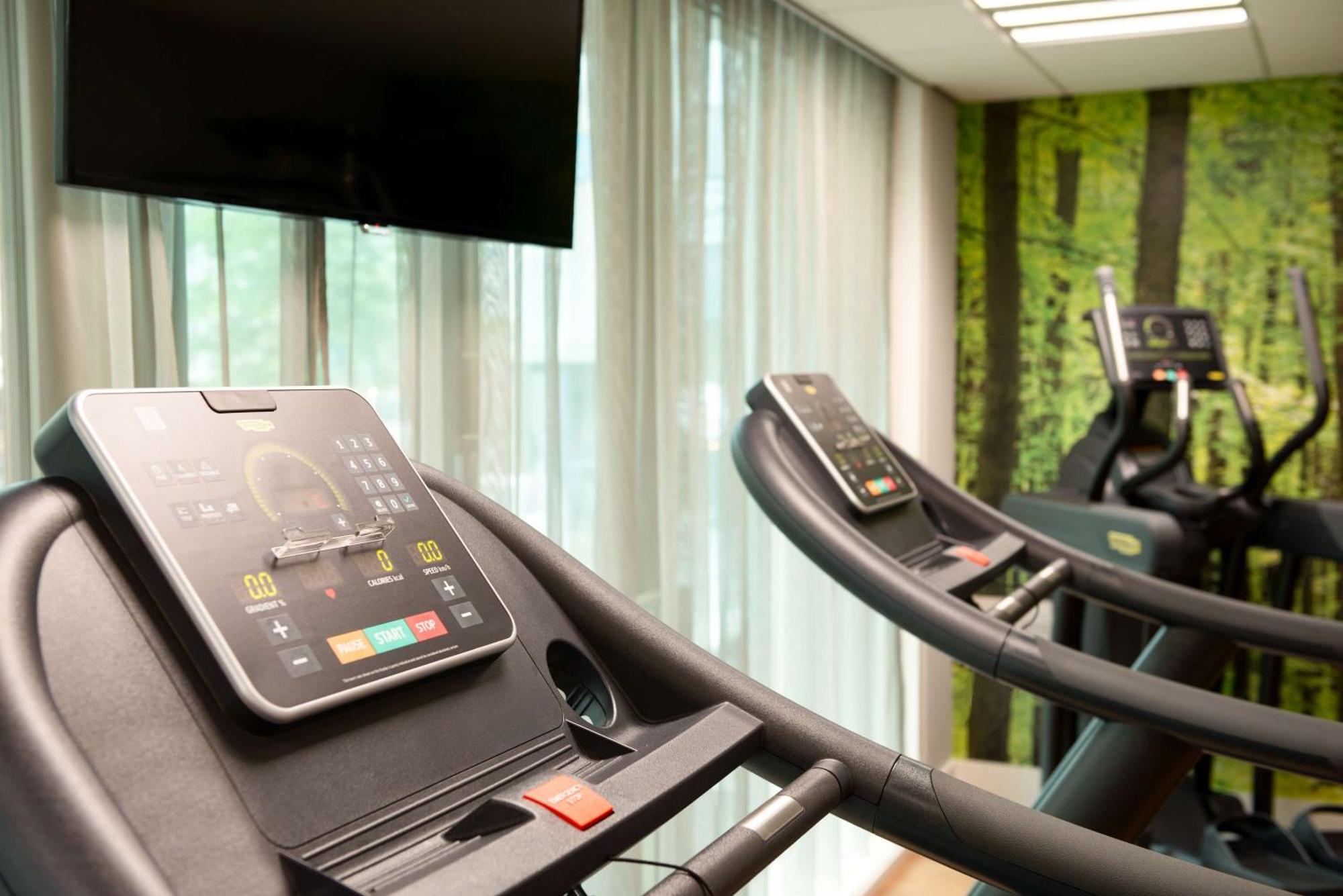 Nh Collection Madrid Suecia Hotel Bagian luar foto The gym at the hotel