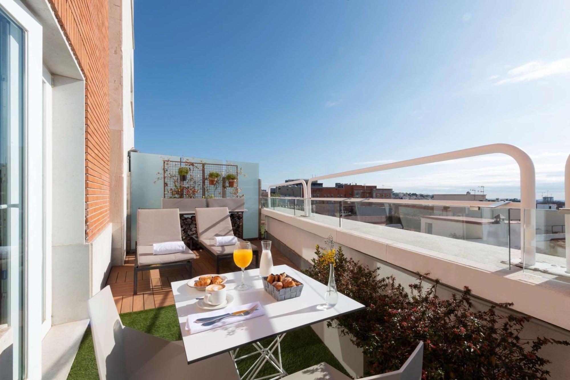 Nh Collection Madrid Suecia Hotel Bagian luar foto A balcony